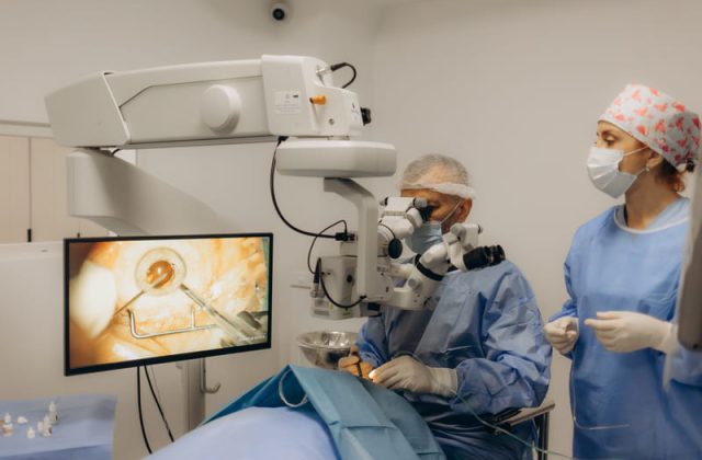 interventie chirurgicala cu robotul da Vinci