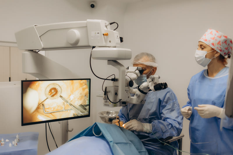 interventie chirurgicala cu robotul da Vinci