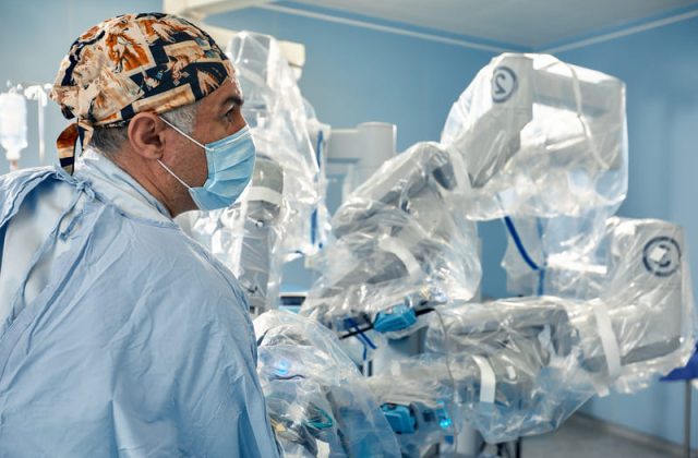 medic foloseste robot chirurgical