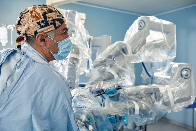 medic foloseste robot chirurgical