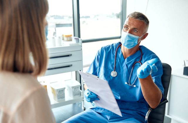 pacient discuta cu medicul chirurg
