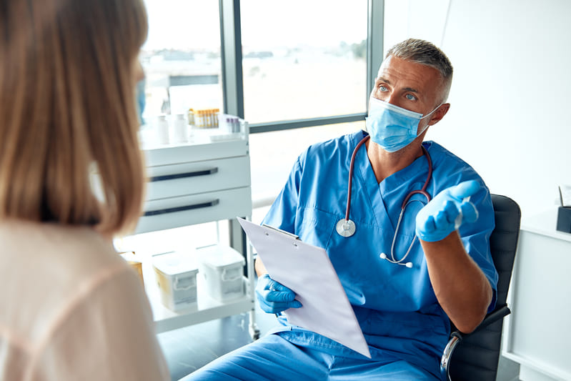 pacient discuta cu medicul chirurg