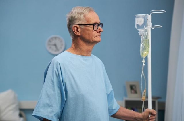 pacient merge cu perfuzia in spital