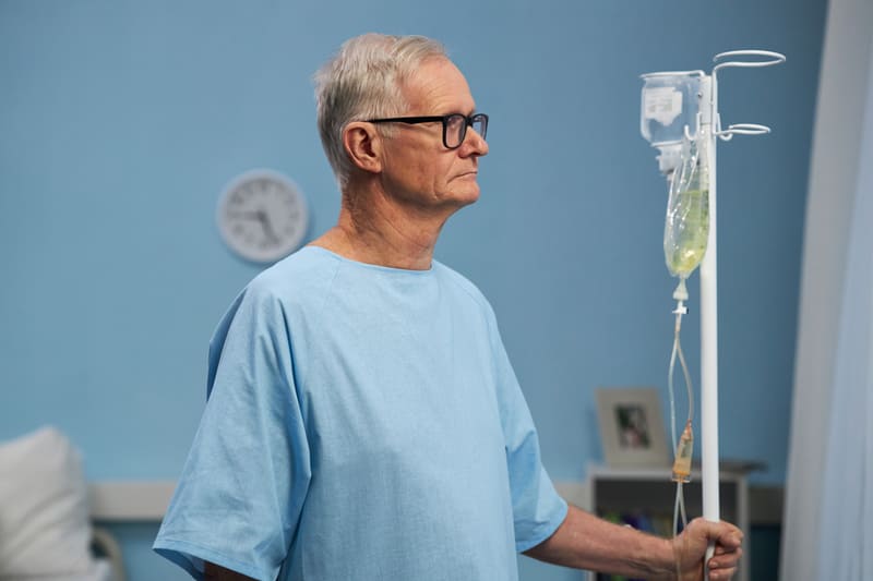 pacient merge cu perfuzia in spital