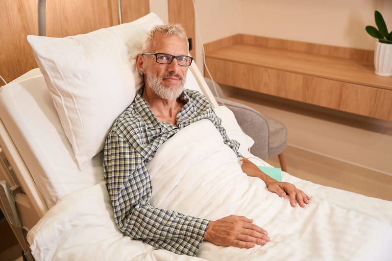 barbat in recuperare dupa operatie