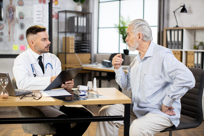 discutie medic pacient despre prostatectomie si functia erectila