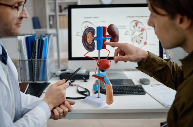 medic discuta cu pacientul despre tumori renale