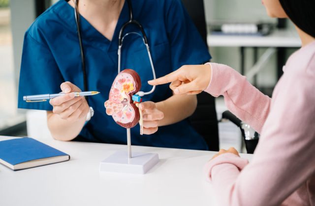 medic discuta despre chirurgia rinichiului