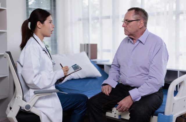 medic discuta despre rezultatele anatomopatologice cu pacientul