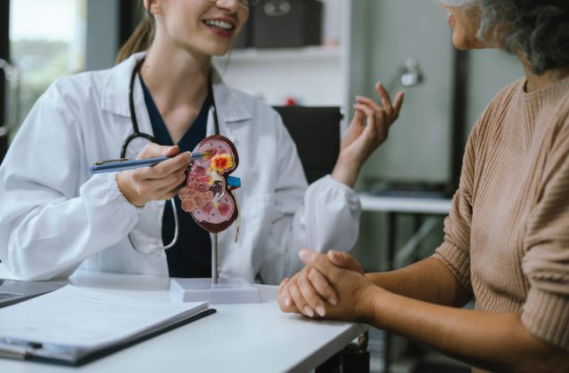 medic discuta despre rinichi cu o pacienta