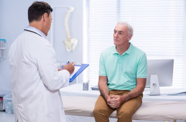 medic urolog vorbeste cu pacient