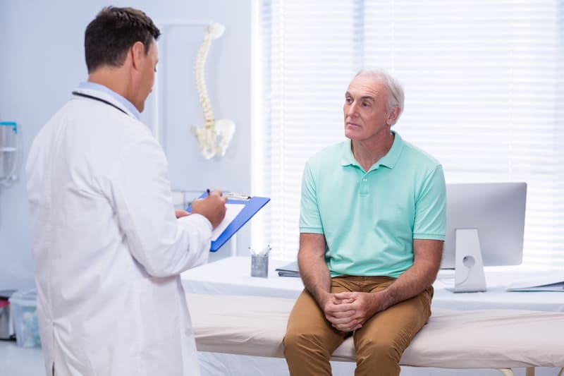 medic urolog vorbeste cu pacient