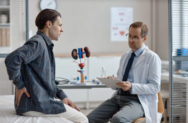 pacient discuta cu medicul urolog