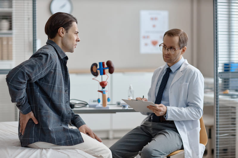 pacient discuta cu medicul urolog
